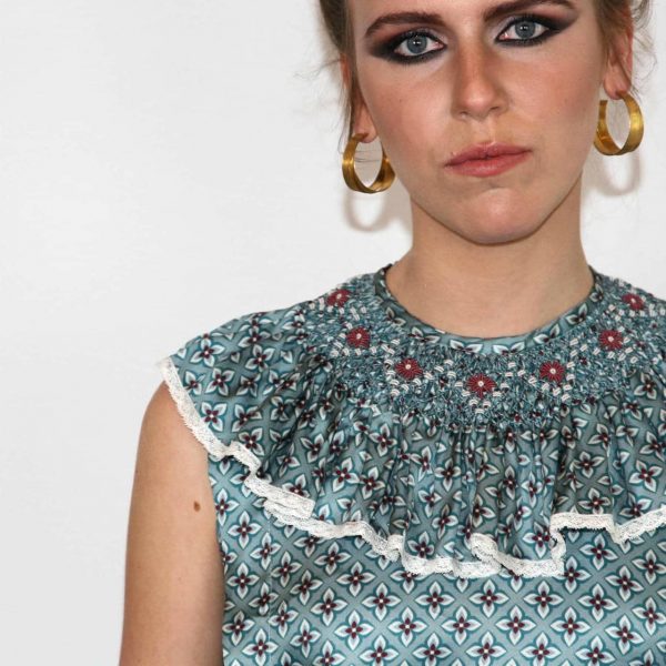 Blusa Amelie C002 estampado geométrico azul