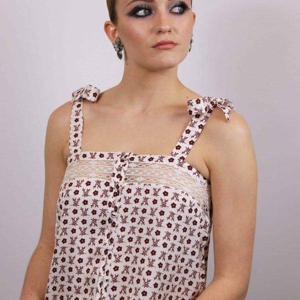 Blusa Charlotte estampado flores marrones