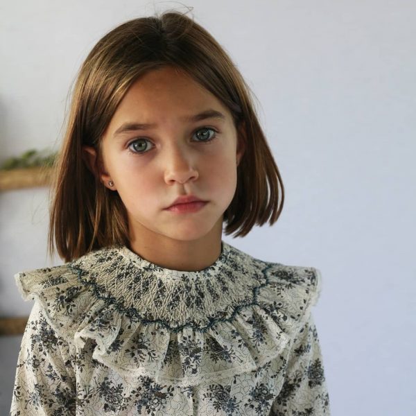 Cuello María niña estampado estampado floral negro