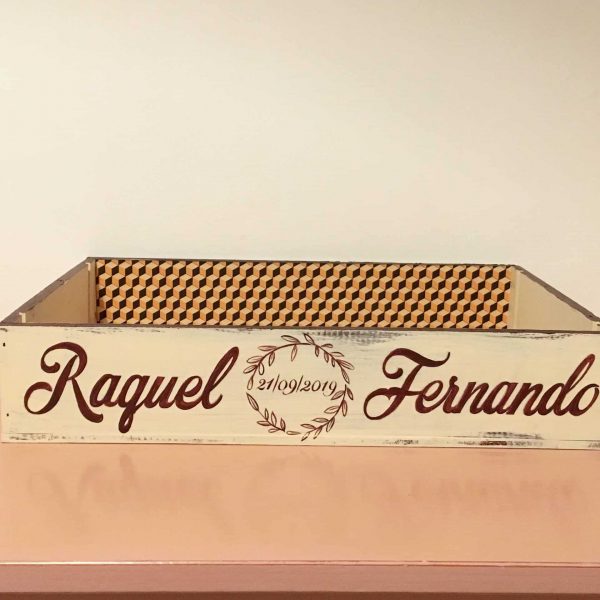Cajas de madera personalizadas y pintadas a mano para recién casados o para una pedida.