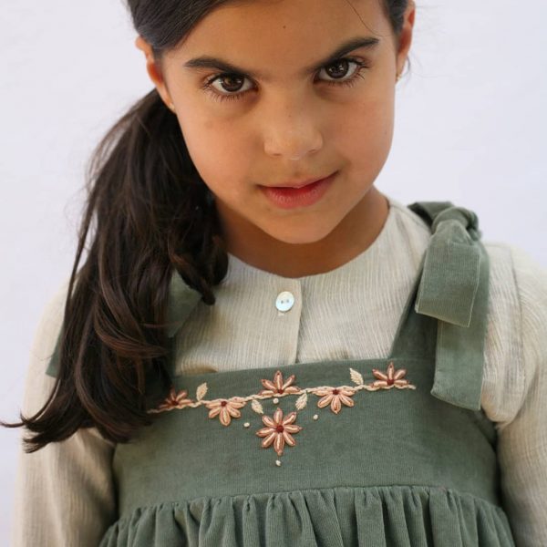 Pichi Maddie en pana verde con bordado a mano