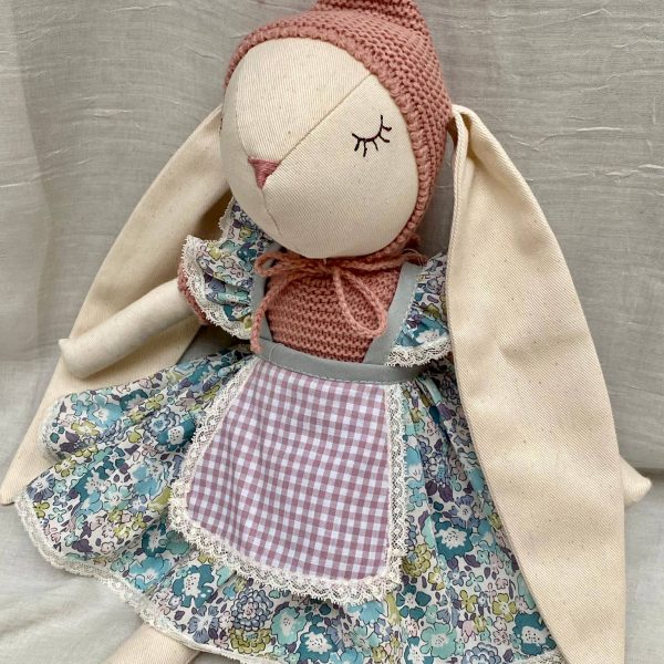 Conejita con orejita bordada con el nombre de la niña