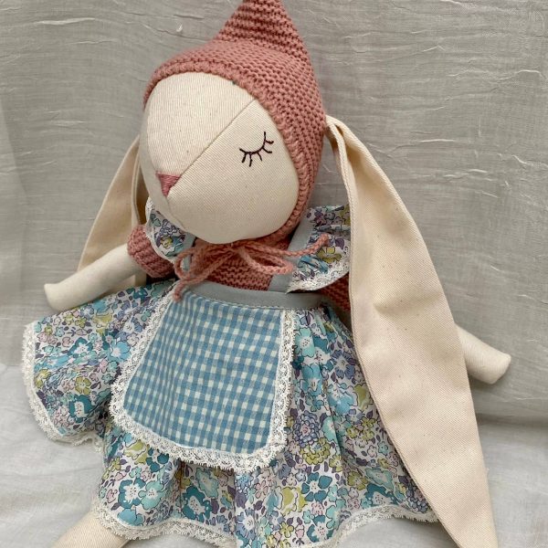 Conejita con orejita bordada con el nombre de la niña