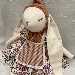 Conejita con orejita bordada con el nombre de la niña