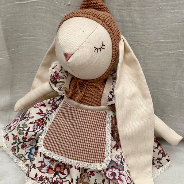 Conejita con orejita bordada con el nombre de la niña