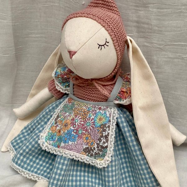 Conejita con orejita bordada con el nombre de la niña