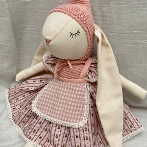 Conejita con orejita bordada con el nombre de la niña