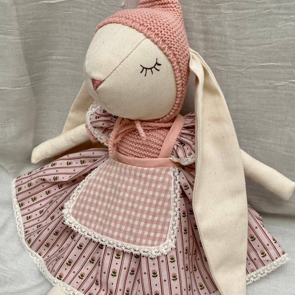 Conejita con orejita bordada con el nombre de la niña