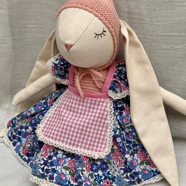 Conejita con orejita bordada con el nombre de la niña