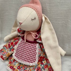 Conejita con orejita bordada con el nombre de la niña