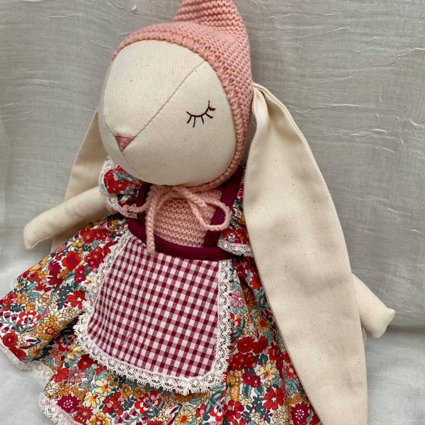 Conejita con orejita bordada con el nombre de la niña