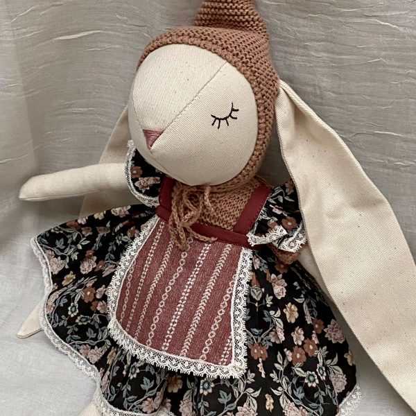 Conejita con orejita bordada con el nombre de la niña