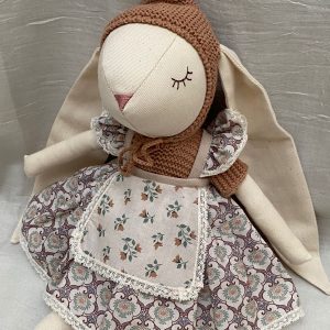 Conejita con orejita bordada con el nombre de la niña