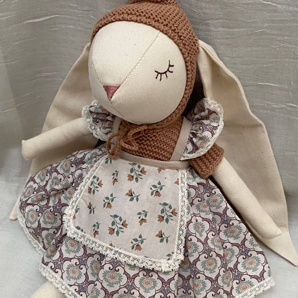 Conejita con orejita bordada con el nombre de la niña