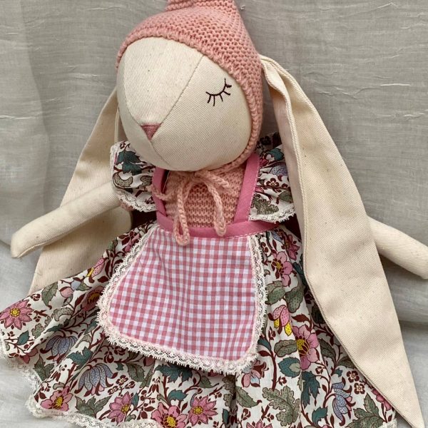 Conejita con orejita bordada con el nombre de la niña