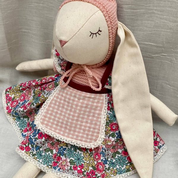 Conejita con orejita bordada con el nombre de la niña