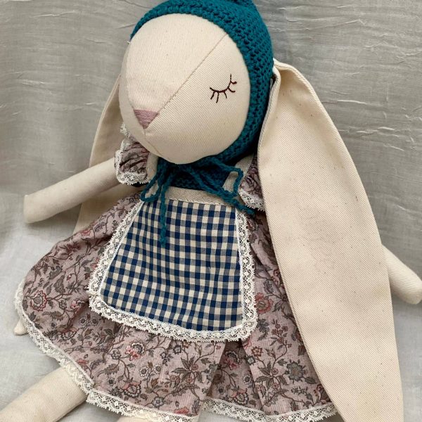 Conejita con orejita bordada con el nombre de la niña