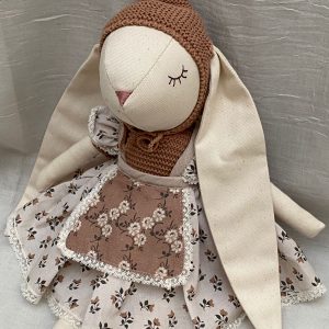 Conejita con orejita bordada con el nombre de la niña