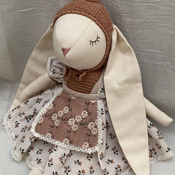 Conejita con orejita bordada con el nombre de la niña