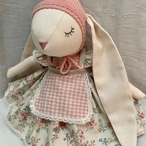 Conejita con orejita bordada con el nombre de la niña