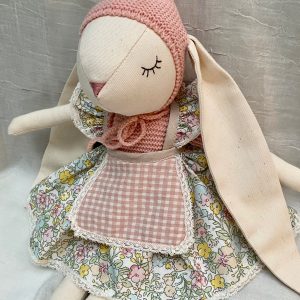 Conejita con orejita bordada con el nombre de la niña