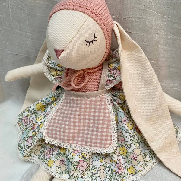 Conejita con orejita bordada con el nombre de la niña