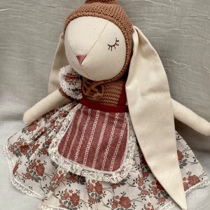 Conejita con orejita bordada con el nombre de la niña