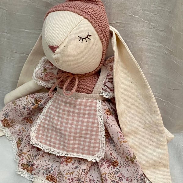 Conejita con orejita bordada con el nombre de la niña