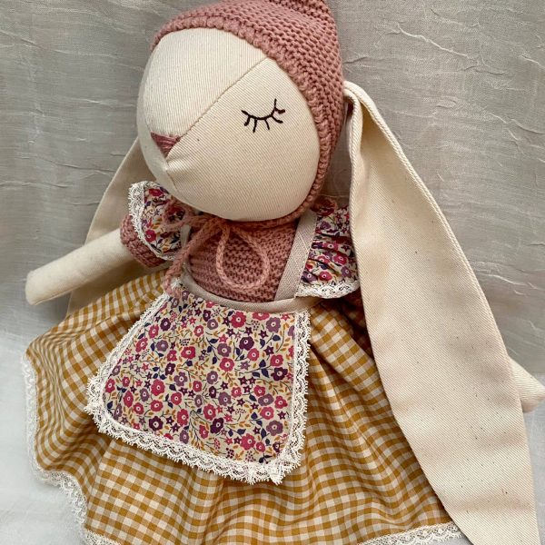 Conejita con orejita bordada con el nombre de la niña