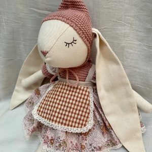 Conejita con orejita bordada con el nombre de la niña