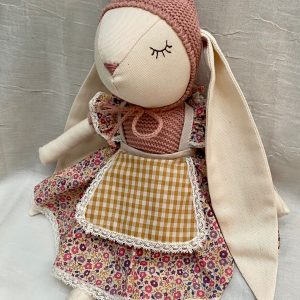 Conejita con orejita bordada con el nombre de la niña