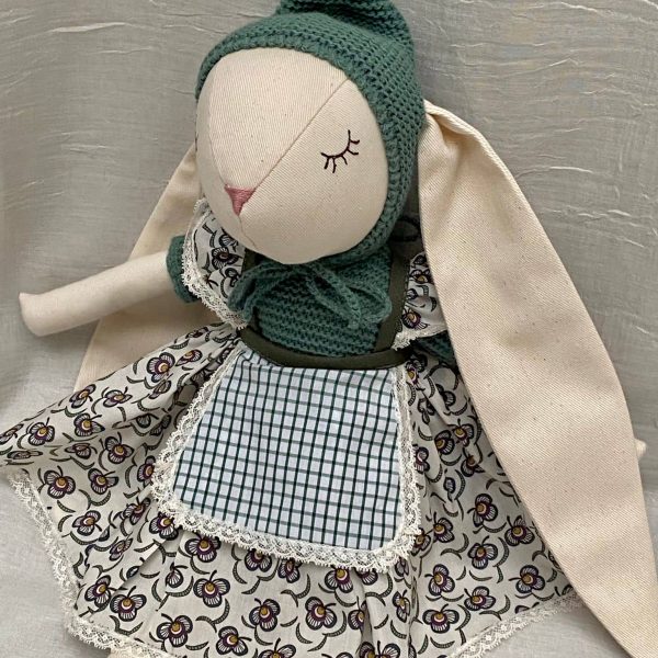 Conejita con orejita bordada con el nombre de la niña