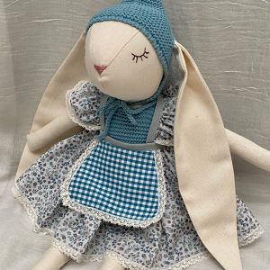 Conejita con orejita bordada con el nombre de la niña