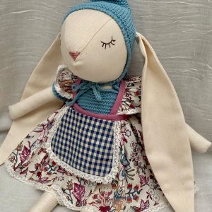 Conejita con orejita bordada con el nombre de la niña