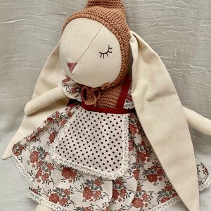 Conejita con orejita bordada con el nombre de la niña