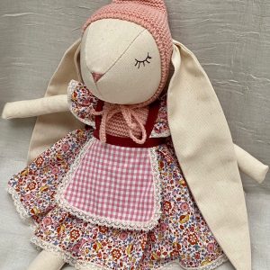 Conejita con orejita bordada con el nombre de la niña