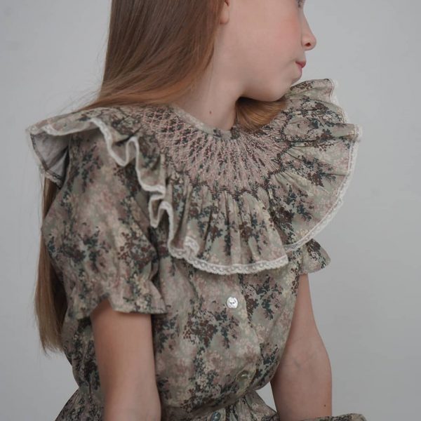 Cuello María estampado floral abstracto romántico