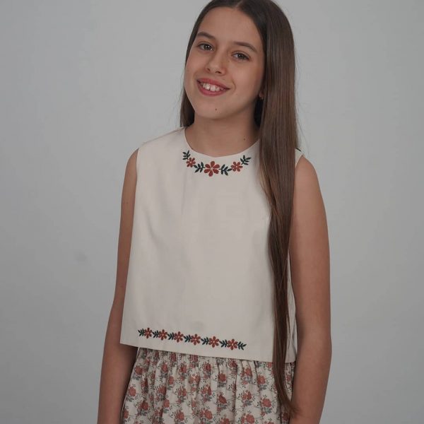 Blusa Julietta con flores bordadas.