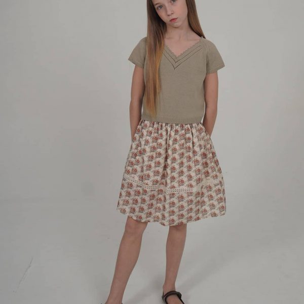 Falda estampado de flores marrones.