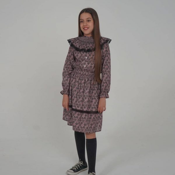 Falda estampado rosado flores negras.