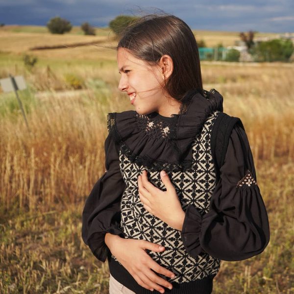 Chaleco estampado geométrico color negro y beige.