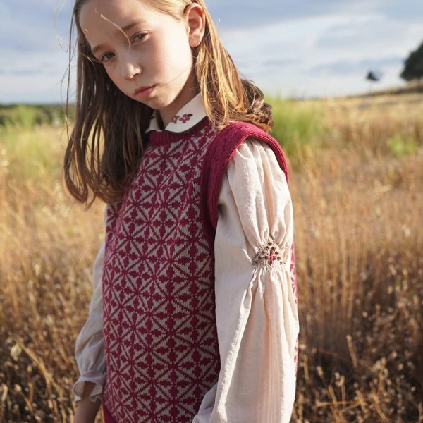 Chaleco estampado geométrico color rosa vino y beige.