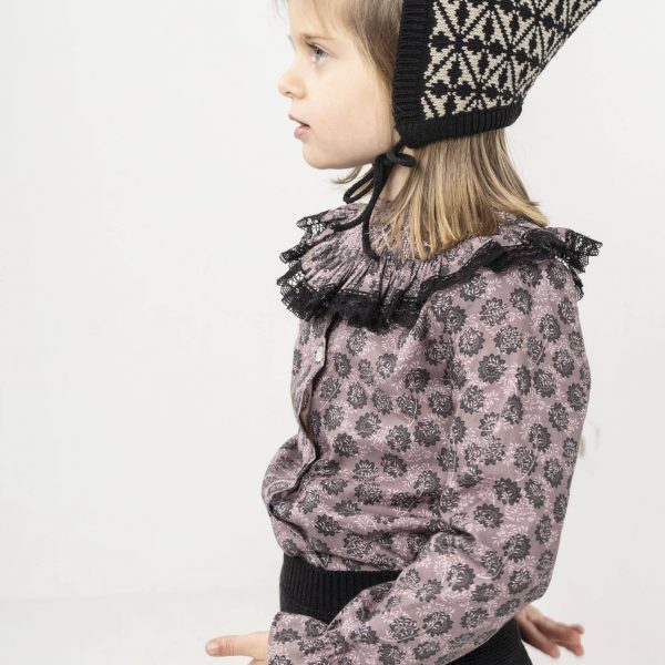 Capota estampado geométrico negro.