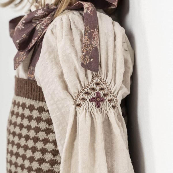 Camisa mangas bordadas y cuello bordado beige topo