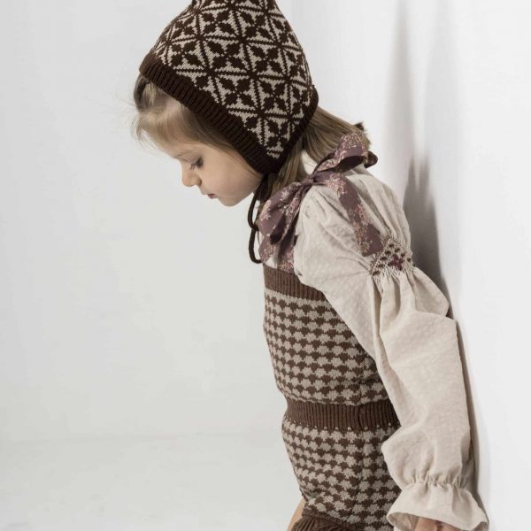 Capota estampado geométrico marrón.