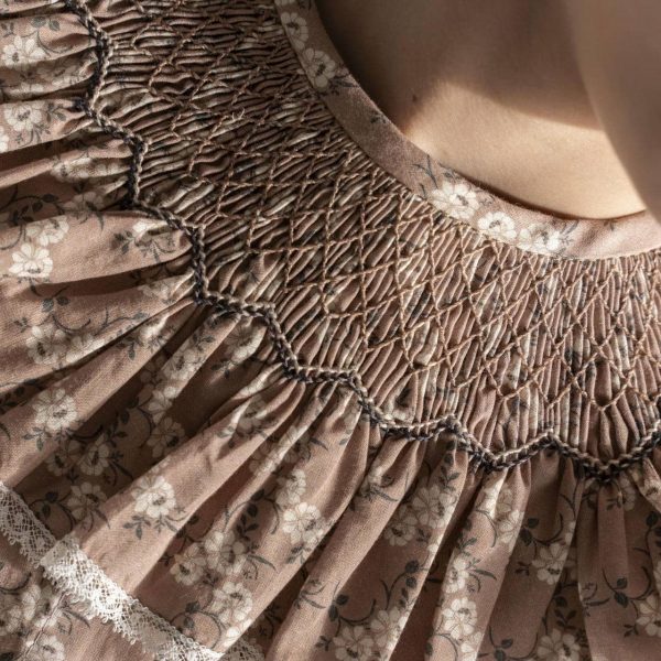 Cuello María estampado floral romántico