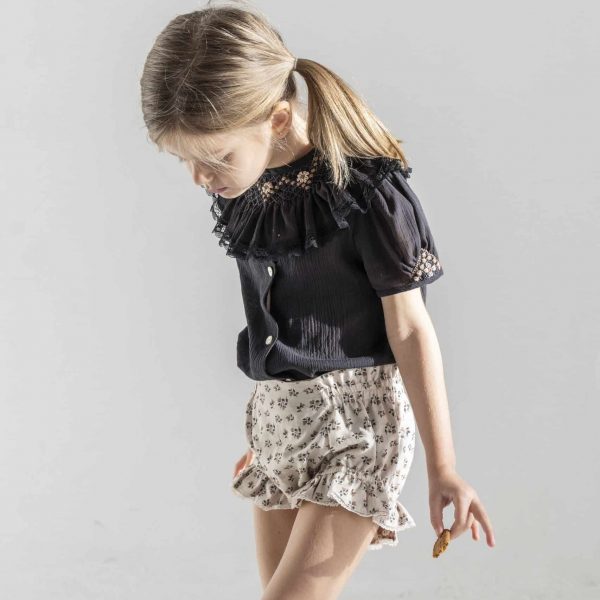 Camisa con mangas bordadas en nido de abeja gasa negra