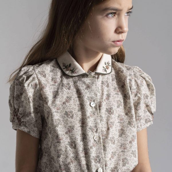 Camisa con mangas bordadas en nido de abeja y cuello bebe incluido bordado a mano