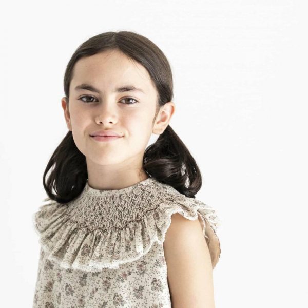 Cuello María estampado floral delicado.