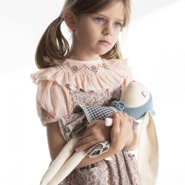 Camisa con mangas bordadas en nido de abeja gasa rosa